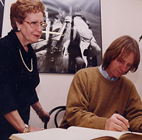 Firmando con Russell en el Libro de Oro del Palau (2000)