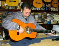 Miguel Ángel Rodríguez con una guitarra Pedro de Miguel